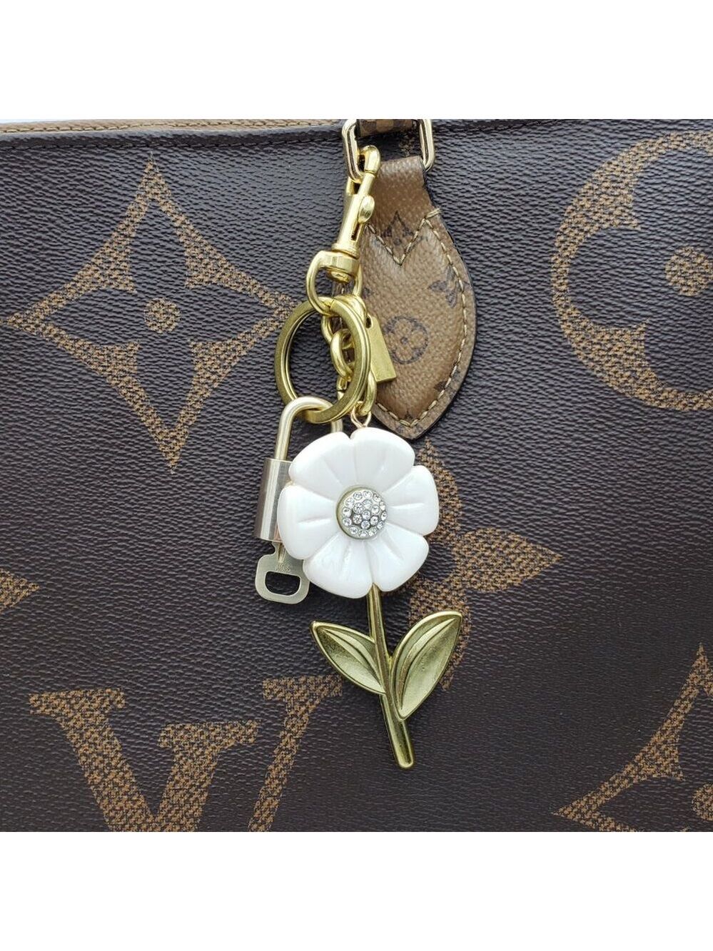 LV Gold Padlock Authentic 🔑 Luxury Bag Charm w/ Unbranded Flower Keychain - Picture 9 of 12